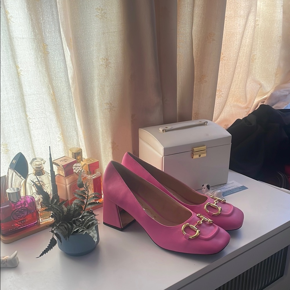 Gucci Pink and Gold Heels with Elegant Design